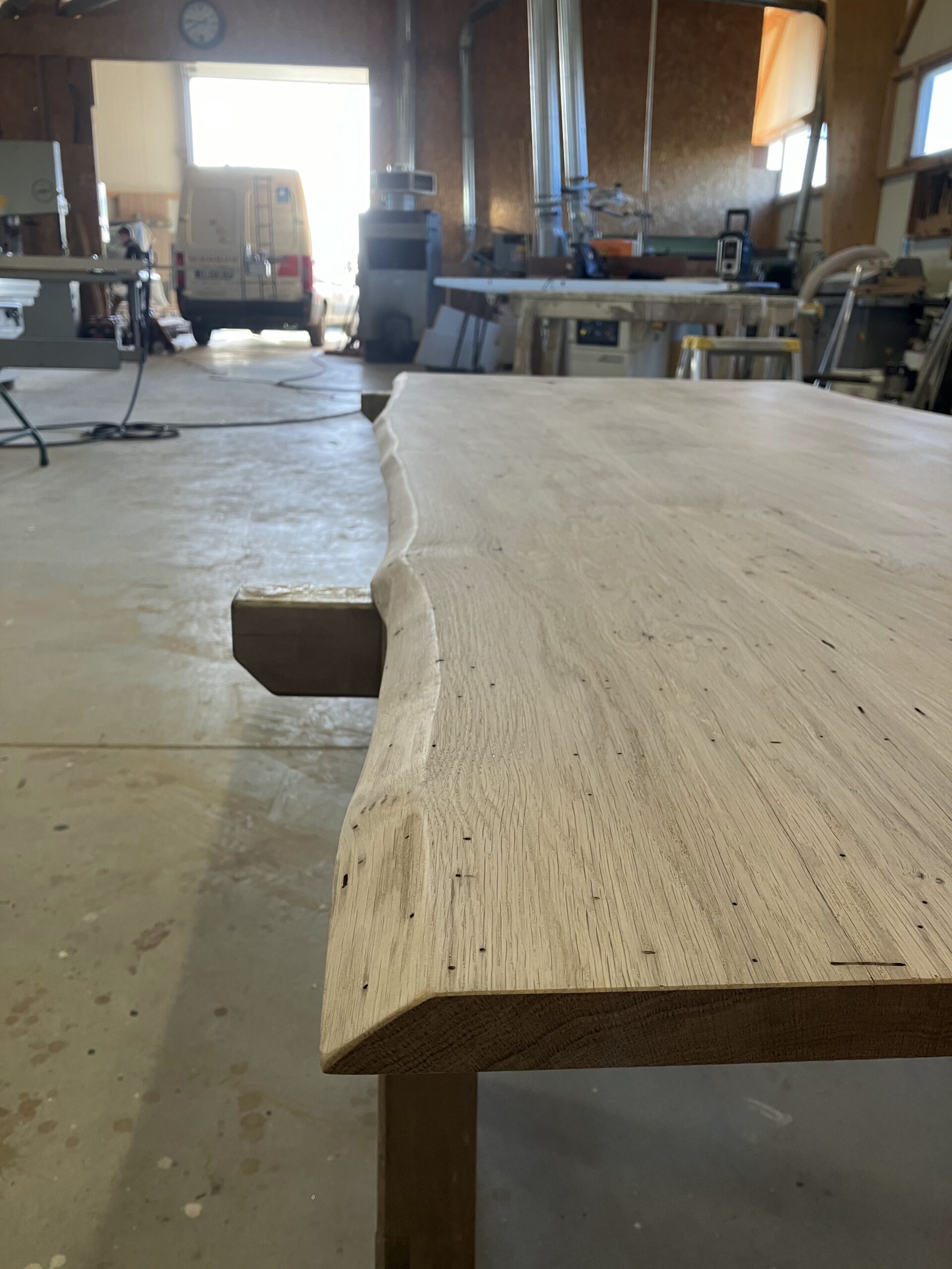 16 plateau de table en chêne en cours de fabrication dans notre atelier de chantenay sur vègre