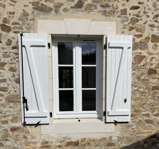 3 fenêtre et volets en bois massif réalisés à l'atelier