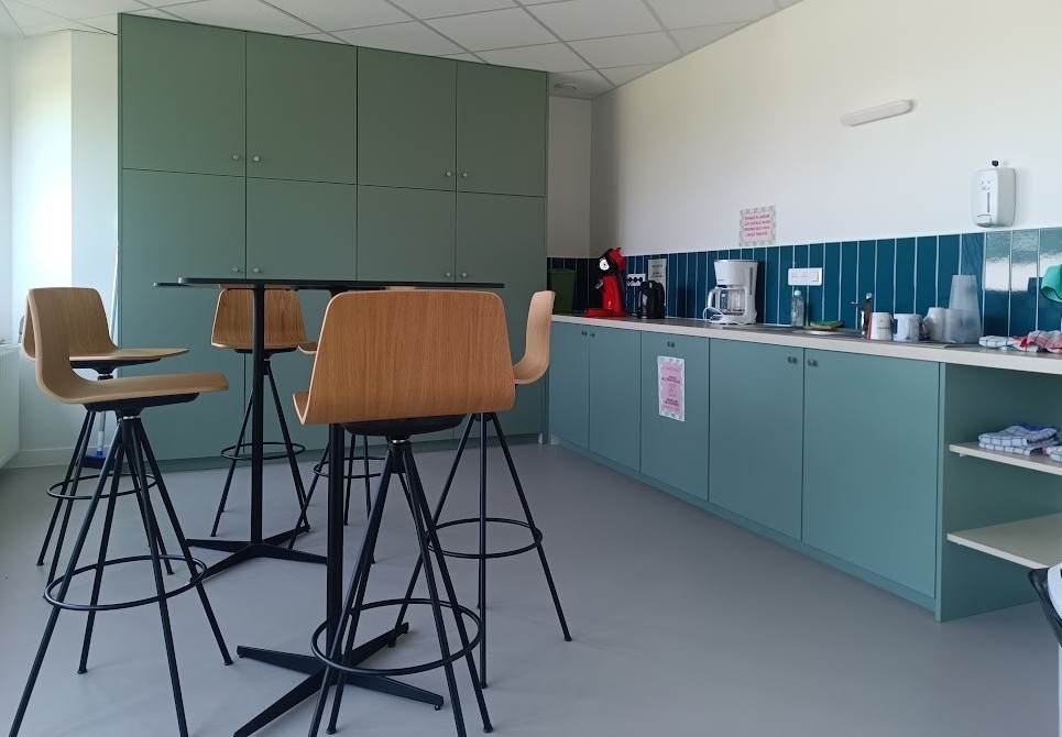 Aménagement de la salle de convivialité meubles bas et hauts, finitions harmonisées.