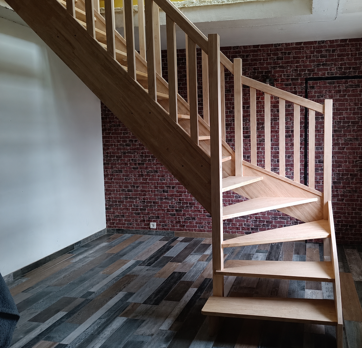 Pose d'un escalier en hevea par ARBEA Menuiserie